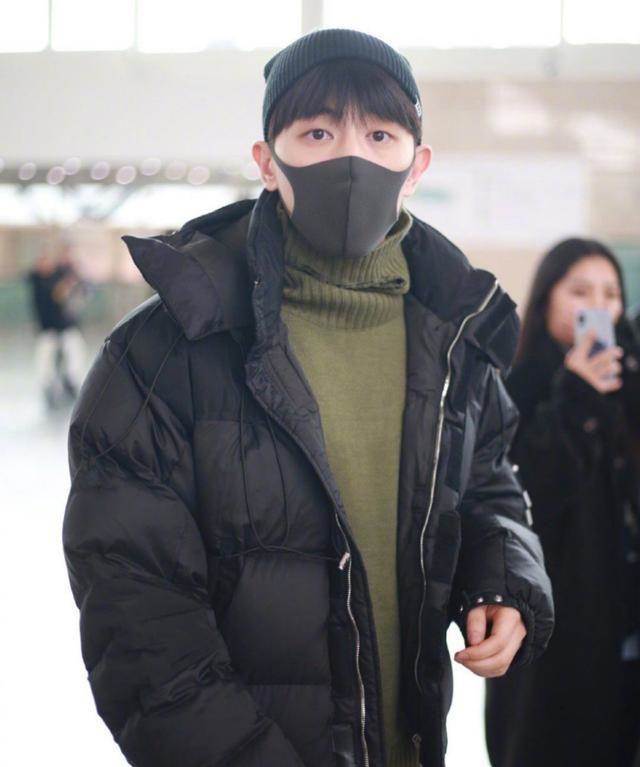 邓伦一袭白色毛衣宛如冬日阳光,而高领毛衣外搭羽绒服乖巧可爱